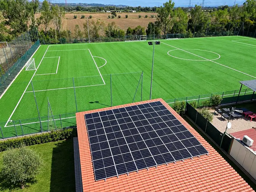 Impianto su tetto a falde accanto a un campo sportivo