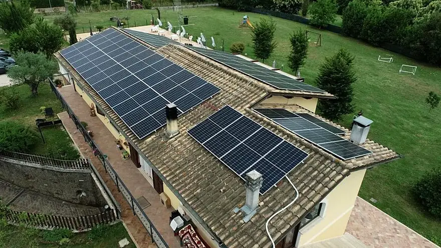 Impianto su abitazione, vista dal drone